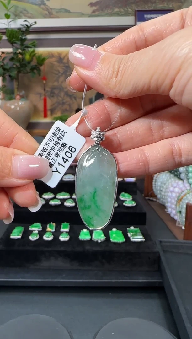 颈饰18K金镶嵌翡翠Y1406   福果