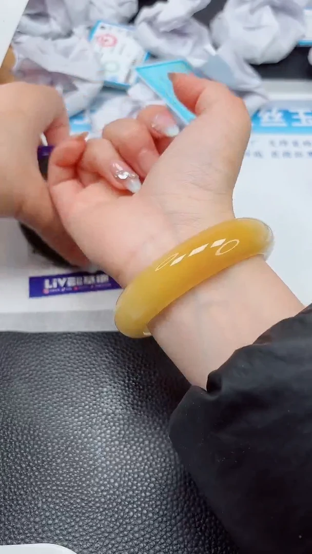 【闪购商品】石英质玉手镯未镶嵌600--60