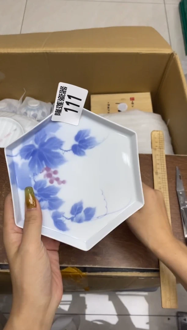 瓷片中秋快乐，幸福美满。
