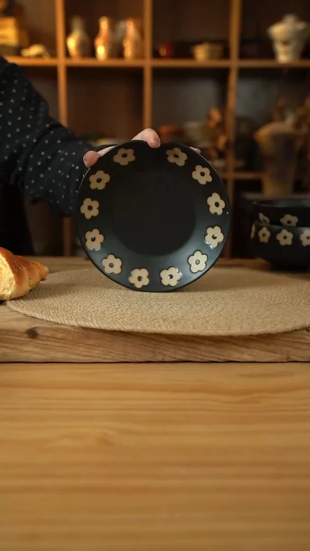 黑色雕刻小花花系列的7英寸爱心盘子1个