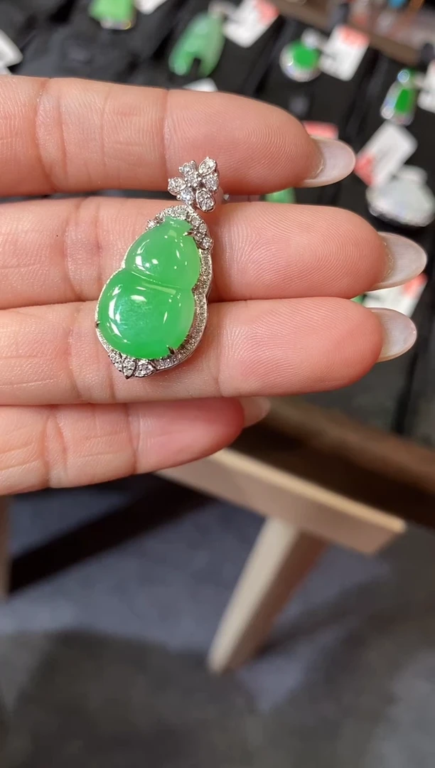吊坠(不含链)18K金镶嵌翡翠葫芦