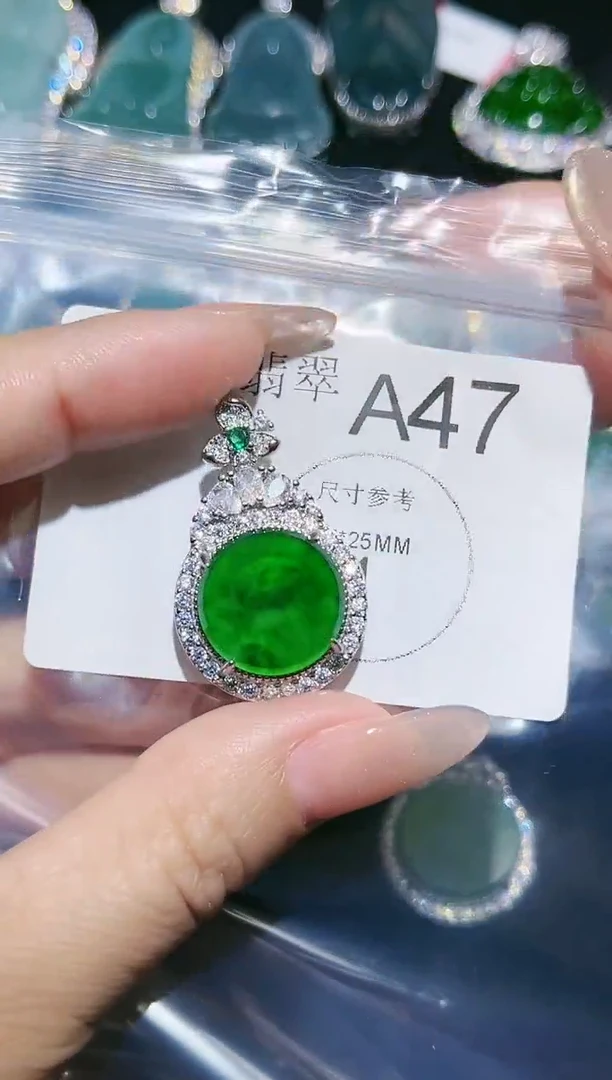 翡翠未镶嵌颈饰吊坠（赠链子）47