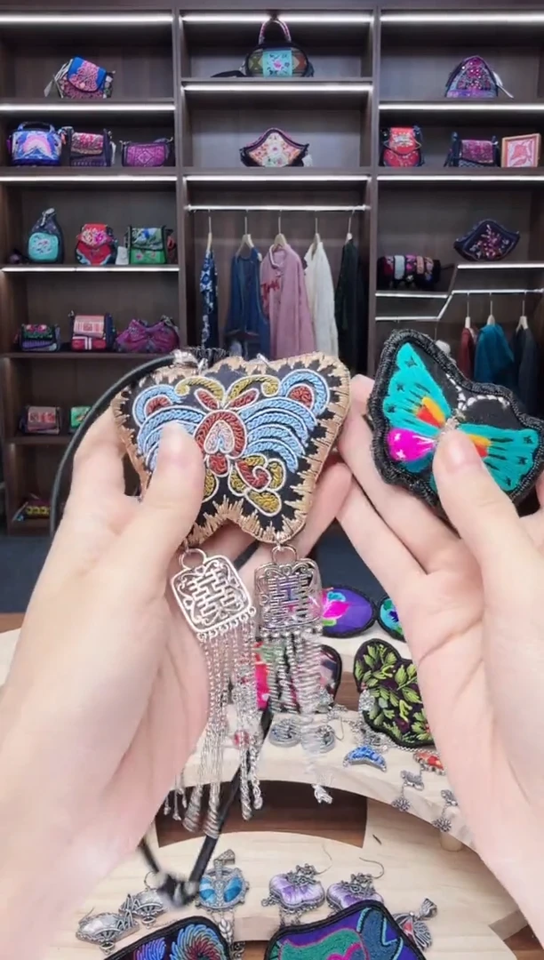 织绣10蒙阿苏苗绣传承店