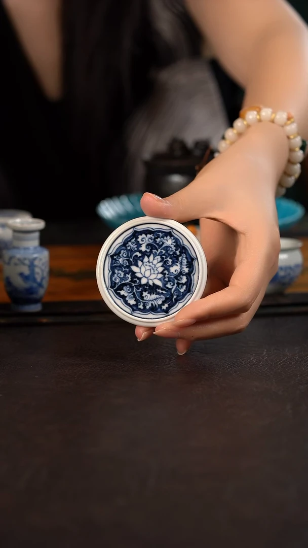 研山琢器蓝地缠枝莲小杯垫