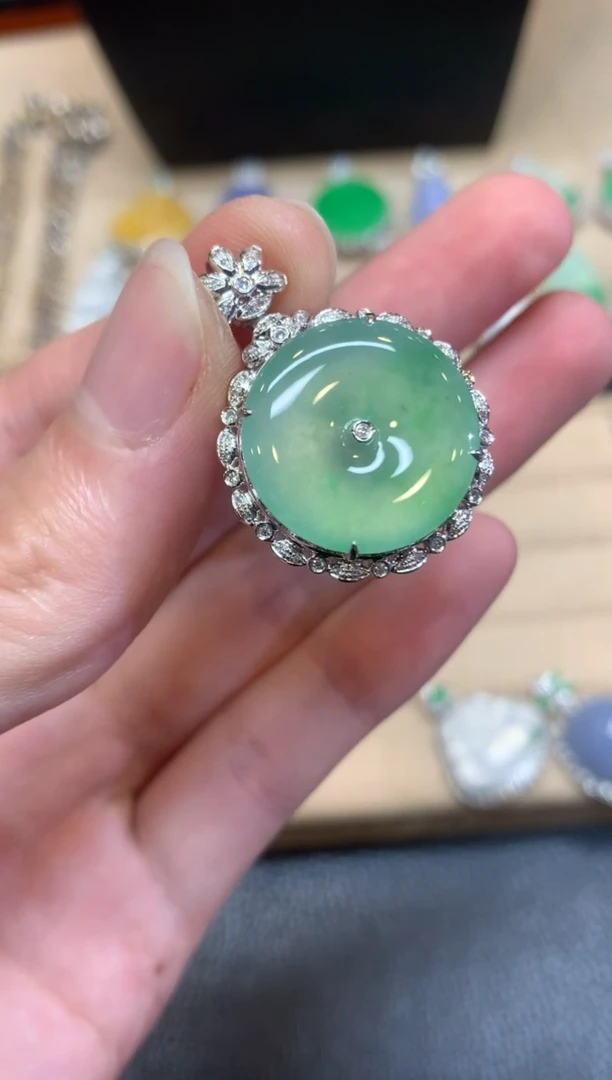 翡翠18K金镶嵌颈饰平安扣【无服务费】