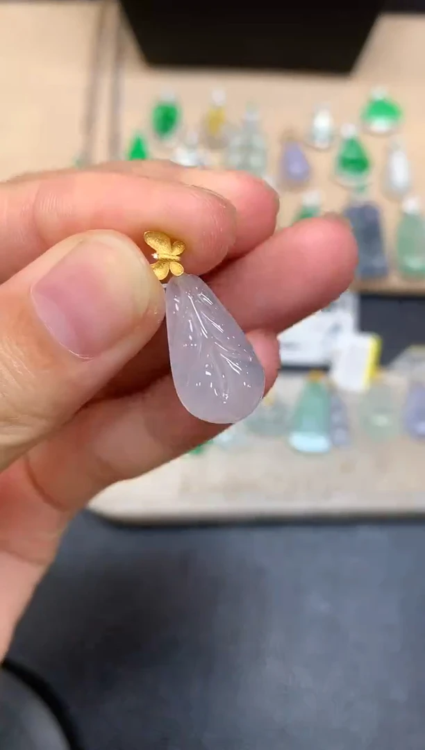 颈饰18K金镶嵌翡翠树叶【无服务费