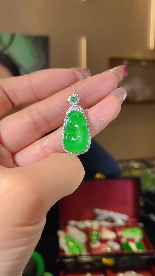 【闪购商品】翡翠吊坠(不含链)18K金镶嵌天然翡翠A货