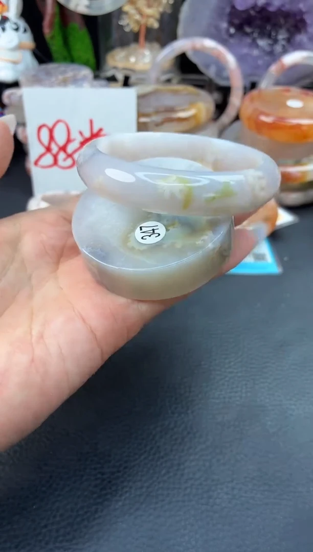 未镶嵌手镯（圆镯）石英质玉58