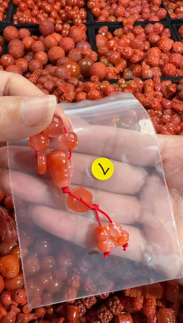 南红玛瑙未镶嵌颈饰1