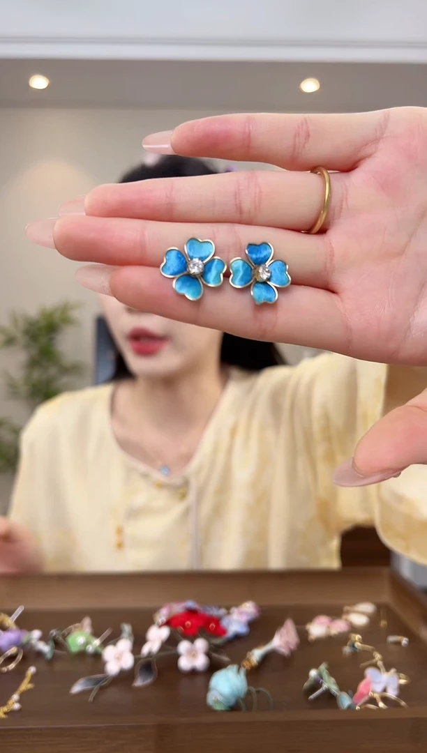 刺绣蓝色掐丝绒花耳钉