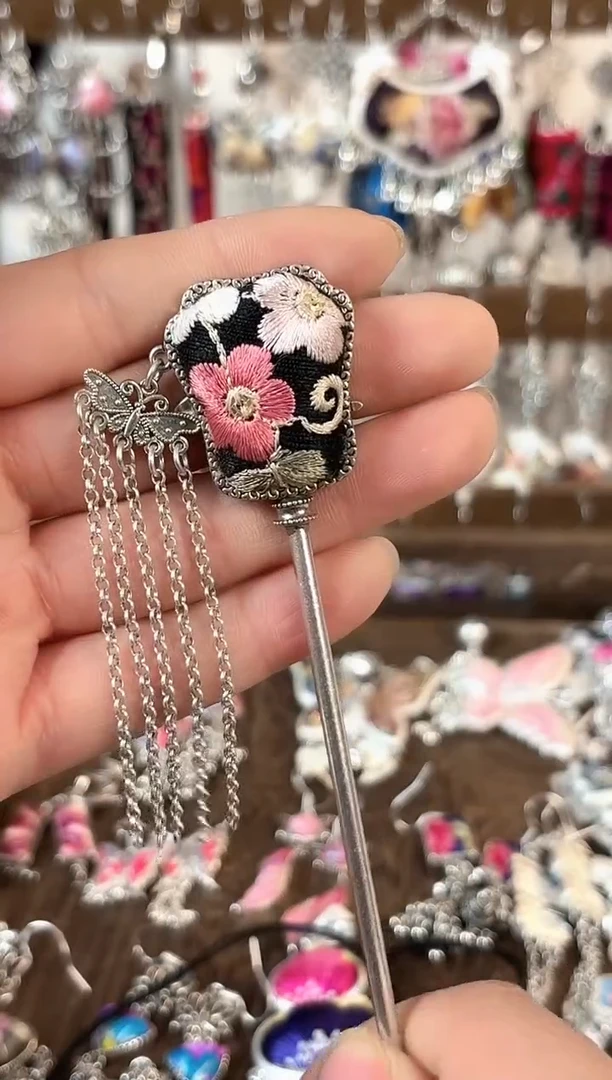 彩云南阁非遗老绣苗银饰品647