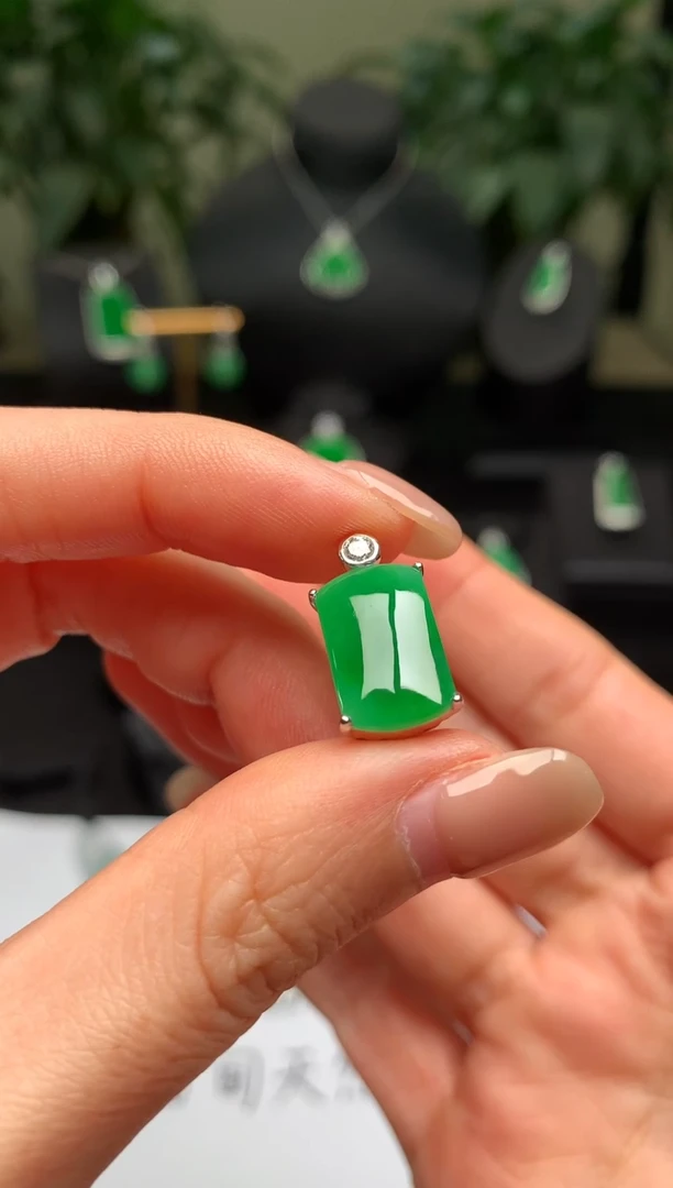 颈饰18K金镶嵌翡翠无事牌