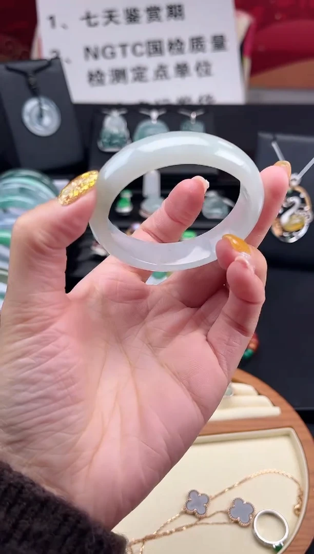 【闪购商品】翡翠手镯未镶嵌手镯