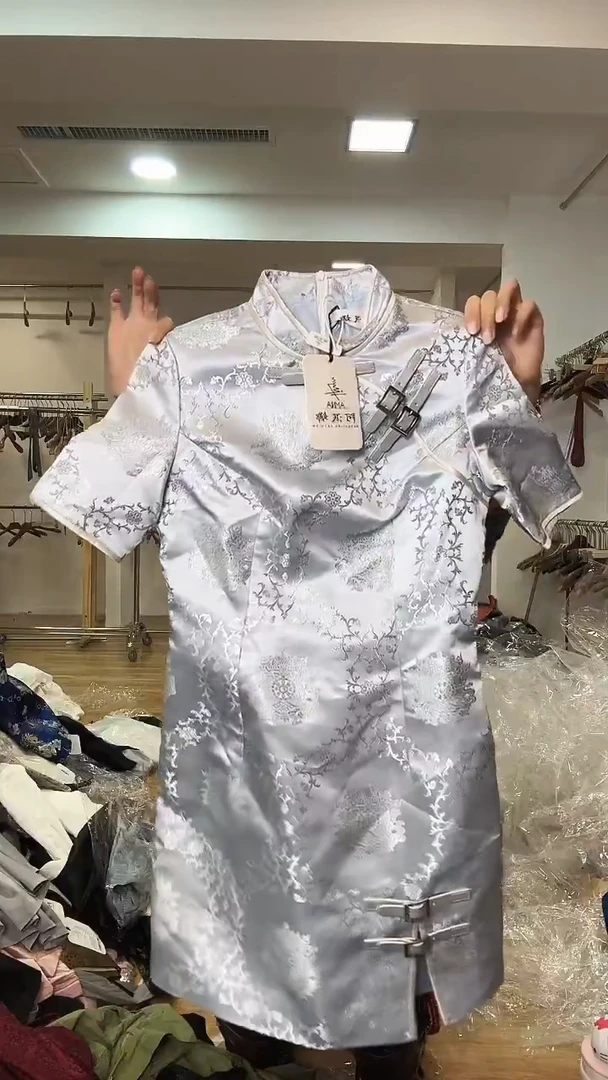 连衣裙       S码         100斤