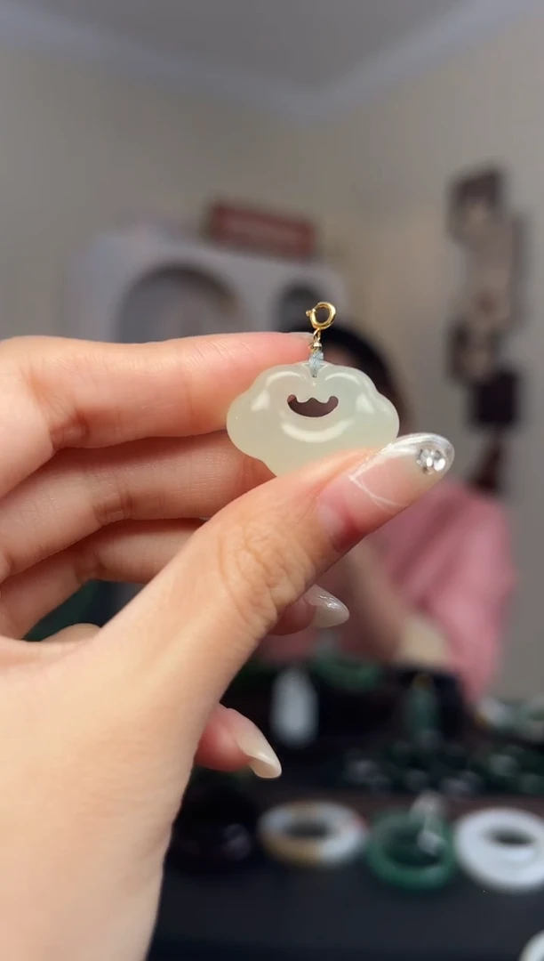 颈饰18K金镶嵌和田玉锁