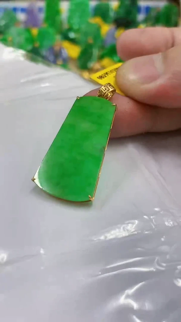 翡翠18K金镶嵌颈饰挂件