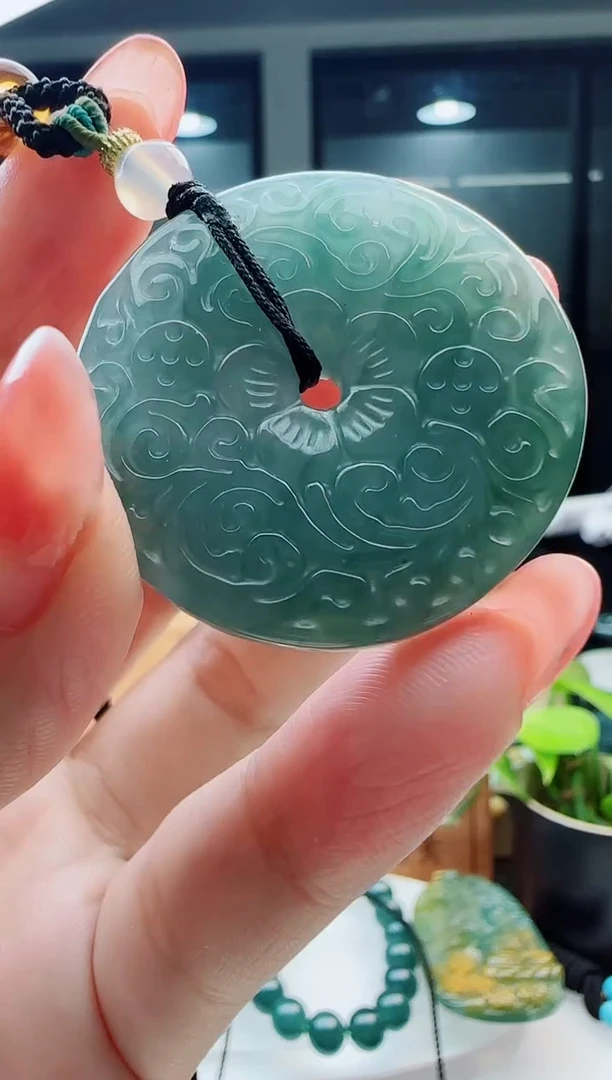 翡翠未镶嵌颈饰多样性发货其中一件