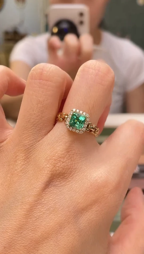 18K金镶嵌戒指祖母绿哥伦比亚无油主石：1.68ct