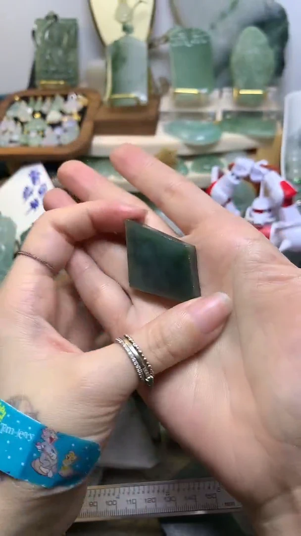 翡翠挂件未镶嵌缅甸A货翡翠，没有运费险