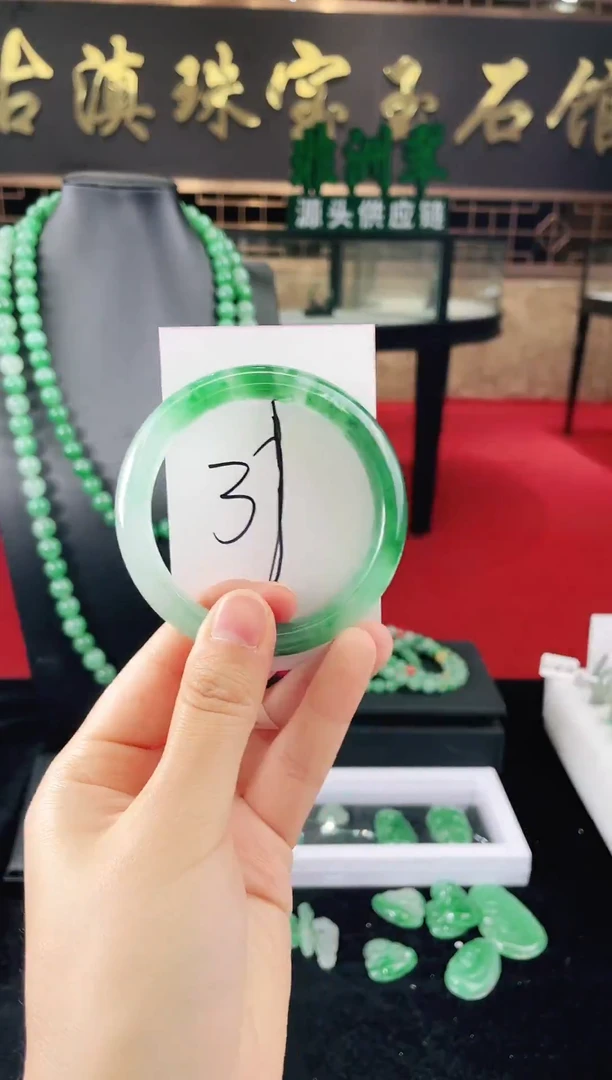 未镶嵌手镯石英质玉（非洲翠）微瑕介意勿拍