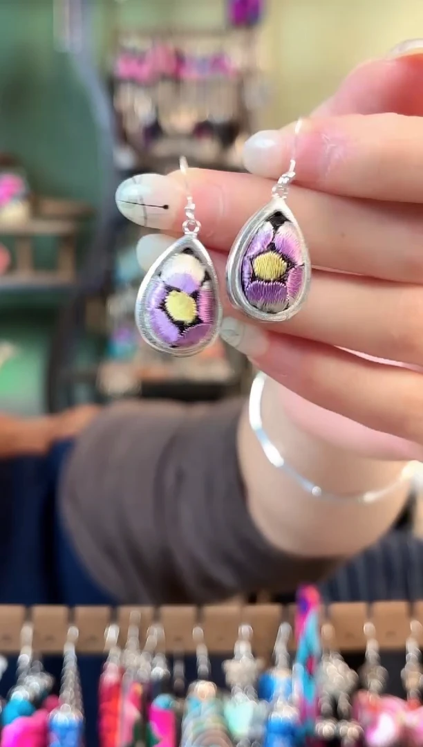 彩云南阁非遗老绣饰品571