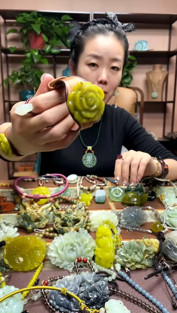 未镶嵌岫玉颈饰多样性发货发其中之一