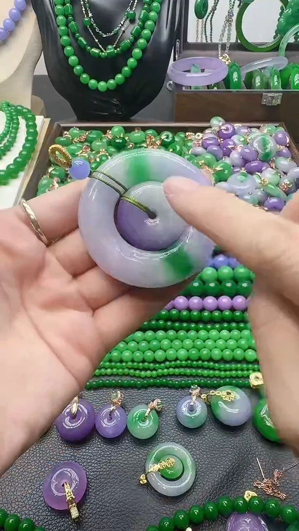 颈饰未镶嵌翡翠春彩环中面包扣