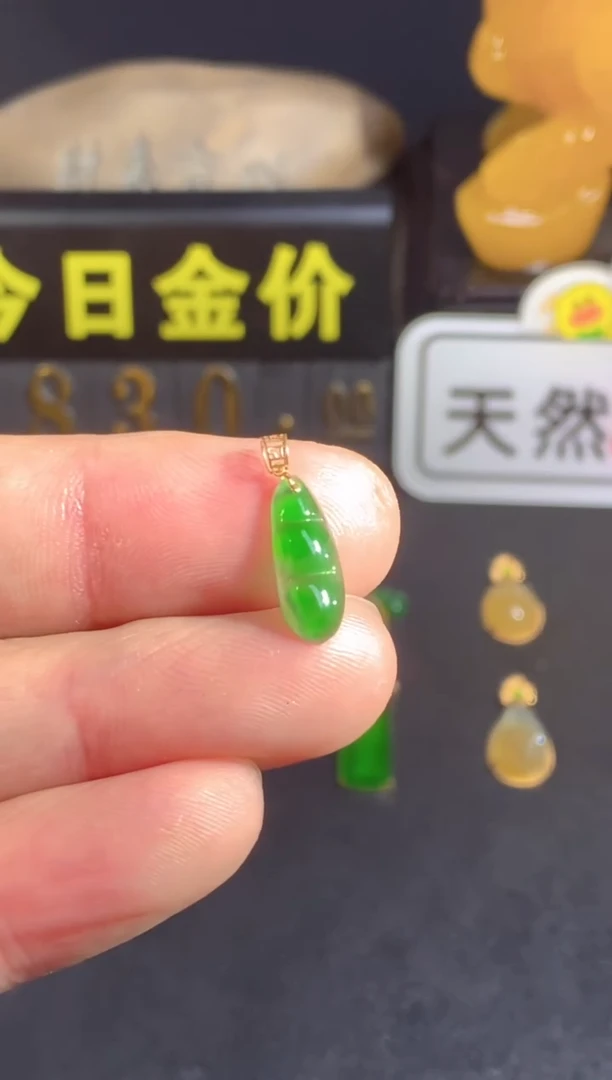 颈饰18K金镶嵌翡翠
