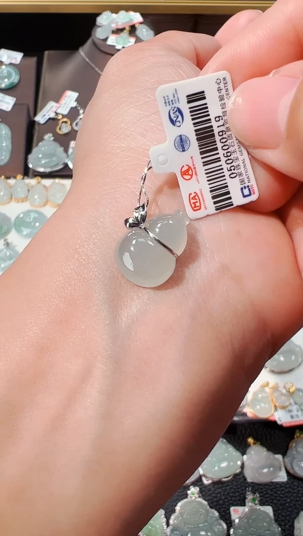 【闪购商品】翡翠吊坠(不含链)18K金镶嵌葫芦吊坠919