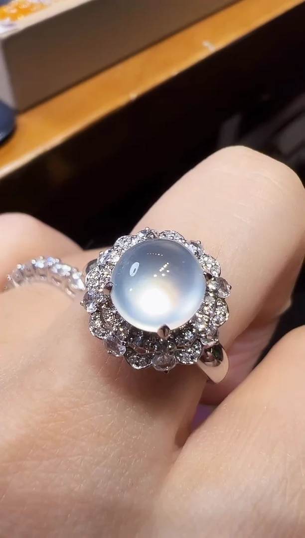 18K金镶嵌戒指翡翠蛋面