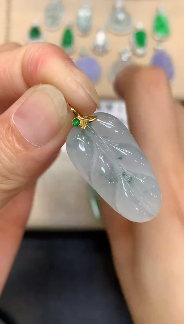 颈饰18K金镶嵌翡翠树叶【无服务费
