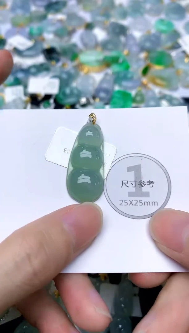 颈饰18K金镶嵌翡翠天然A货翡翠