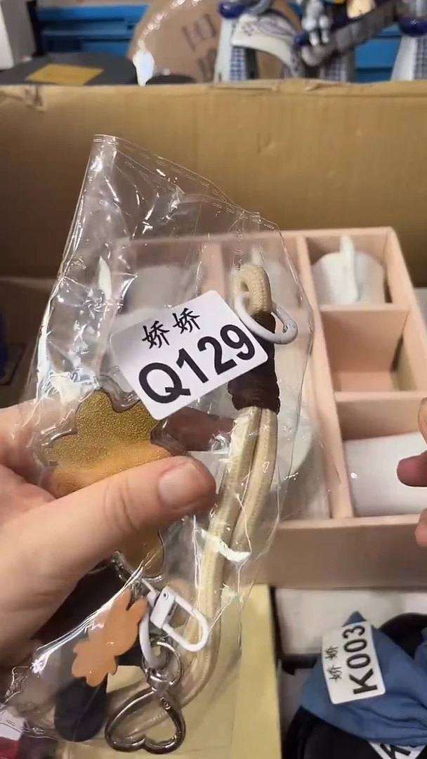瓷片129++++++++++拉臭臭挂饰