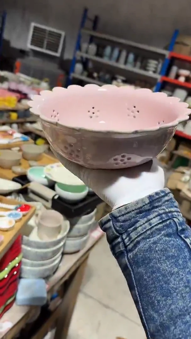 陶瓷粉色镂空碗微瑕 凑满20元包邮