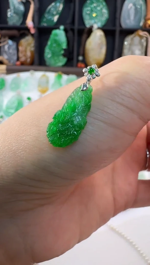 颈饰18K金镶嵌翡翠缅甸A货翡翠