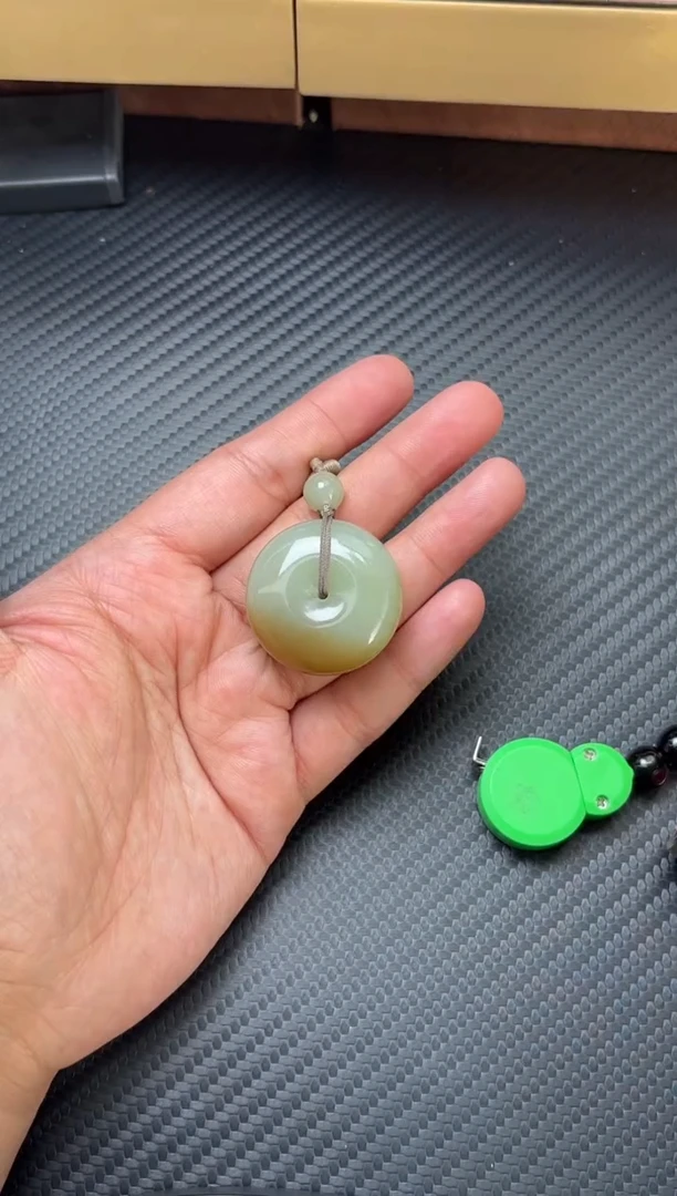 吊坠(赠链)未镶嵌和田玉若羌微色差平安扣K