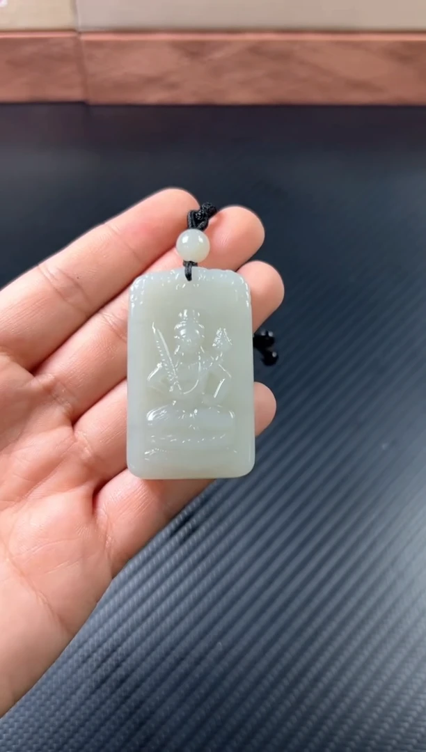 吊坠(赠链)未镶嵌和田玉且末微色差近矿