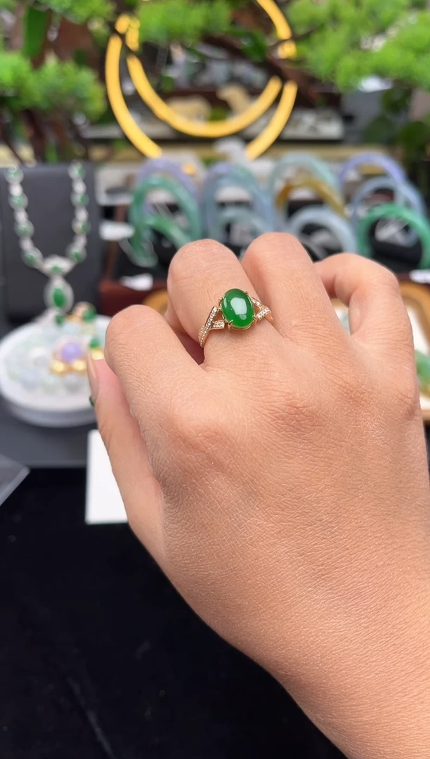 18K金镶嵌戒指翡翠戒指