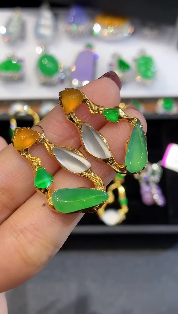 18K金镶嵌翡翠耳饰只****胖多样性发其一