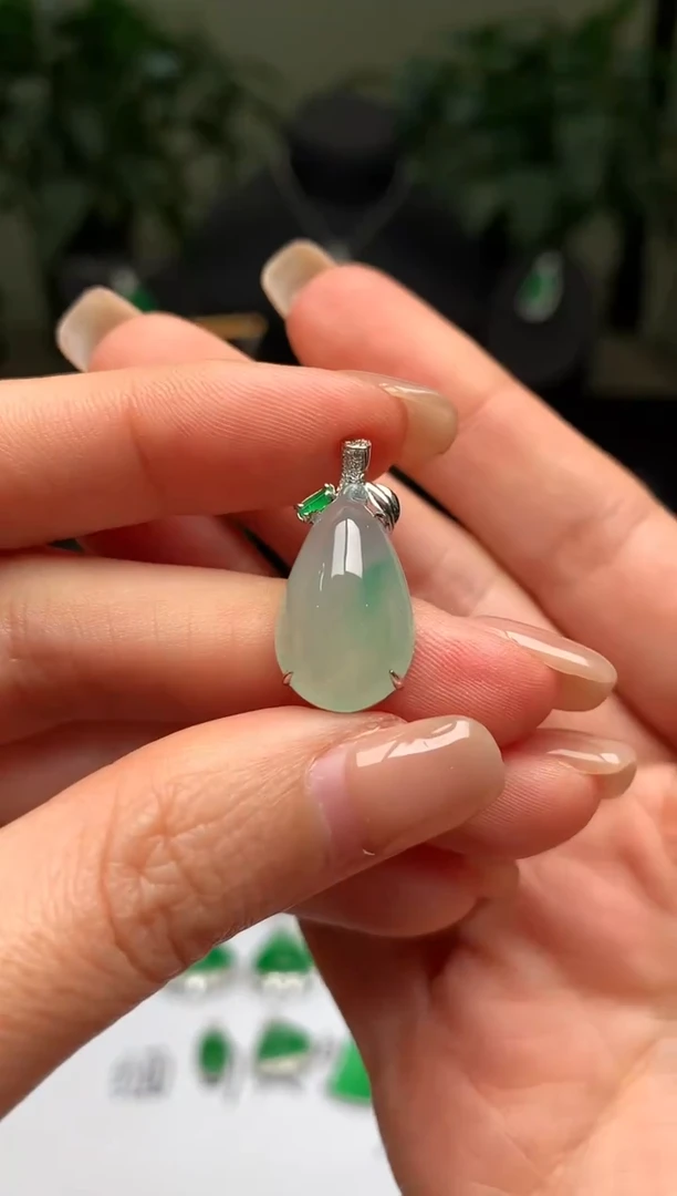 颈饰18K金镶嵌翡翠福瓜