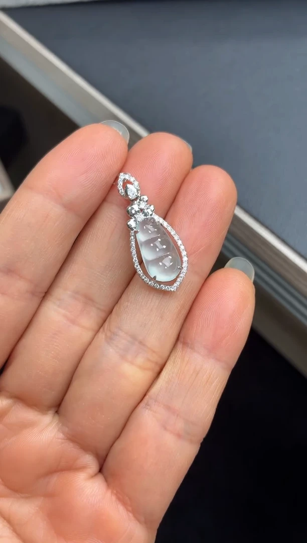 颈饰18K金镶嵌翡翠天然翡翠A货