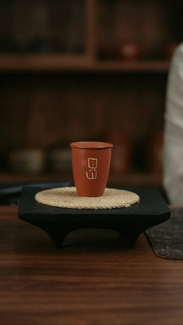 二生陶作精品刻填小山杯01