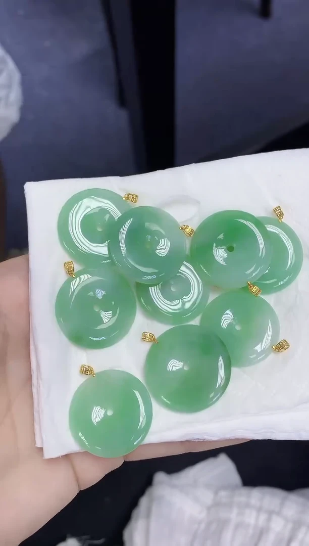 翡翠18K金镶嵌颈饰天然缅甸翡翠A货多样性发其一