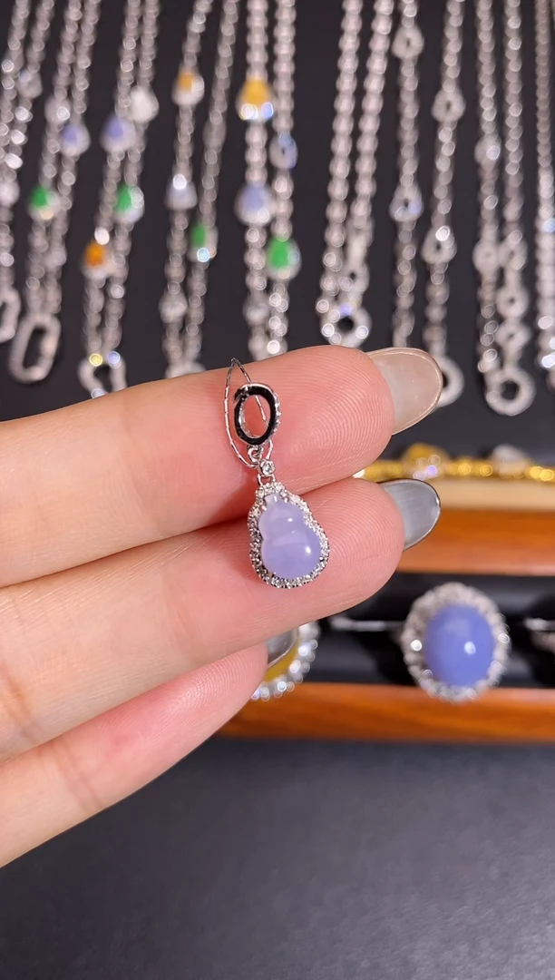 颈饰18K金镶嵌翡翠吊坠