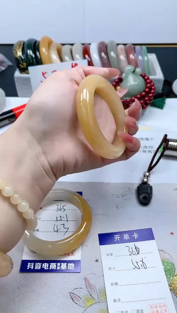 【闪购商品】石英质玉手镯未镶嵌366/55.8