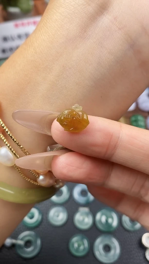 翡翠未镶嵌颈饰小猪