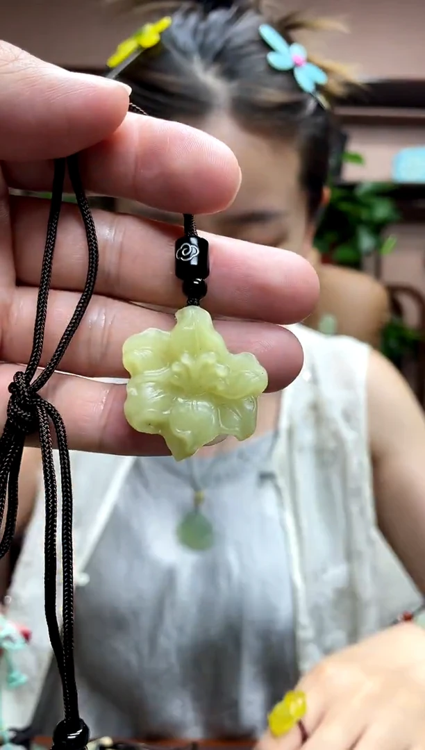 岫玉未镶嵌吊坠·