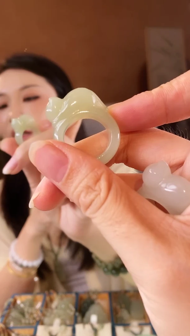 和田玉未镶嵌颈饰趴趴猫戒指