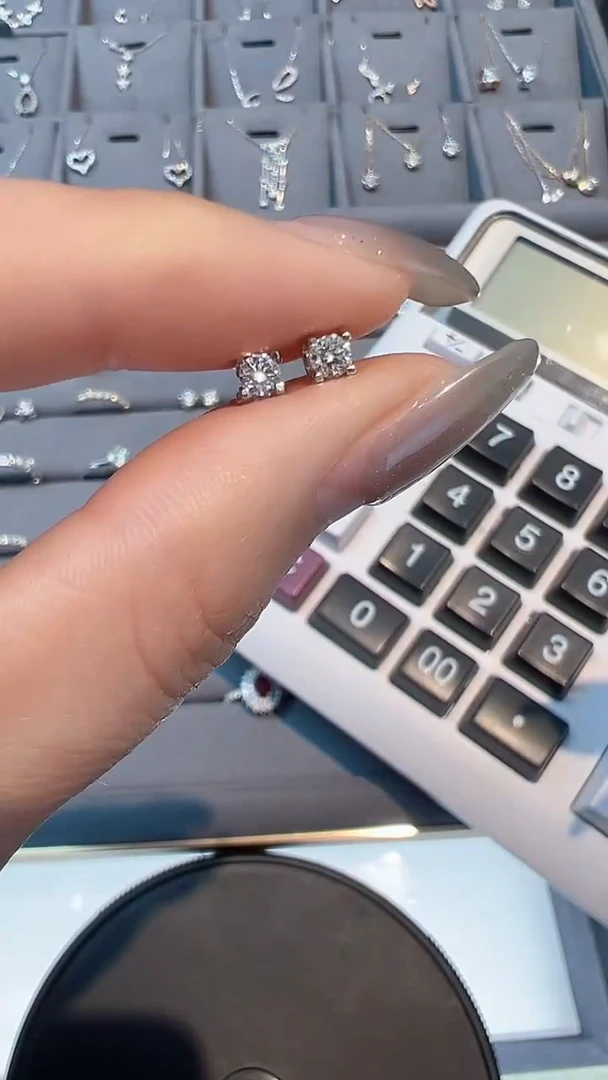 【闪购商品】钻石耳饰18K金镶嵌耳钉