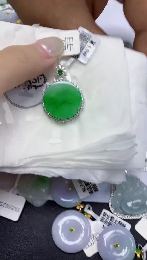 翡翠18K金镶嵌颈饰天然缅甸翡翠A货百元以上9元证书费自理
